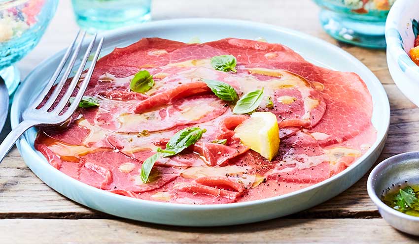 Carpaccio de bœuf et sa marinade à l'huile d'olive 5 % et au basilic