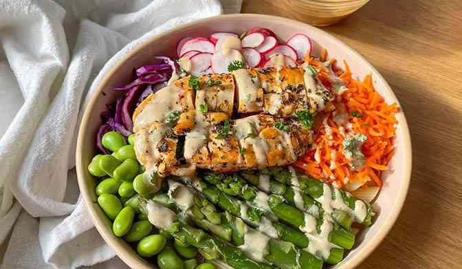 Salad bowl poulet, asperges et edamame