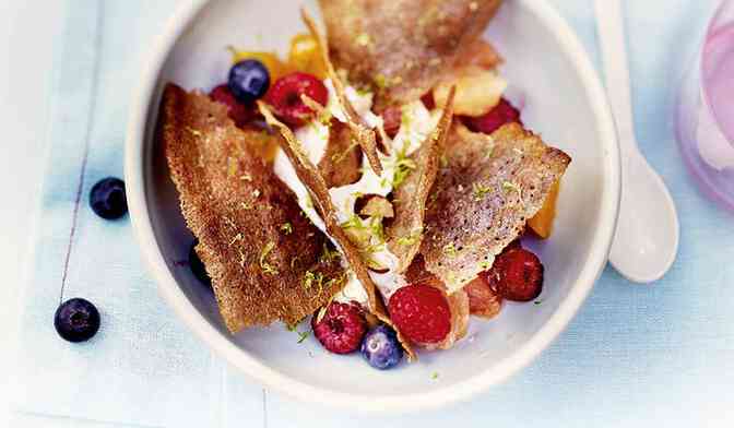 Crêpe croustillante au blé noir, agrumes et fruits rouges