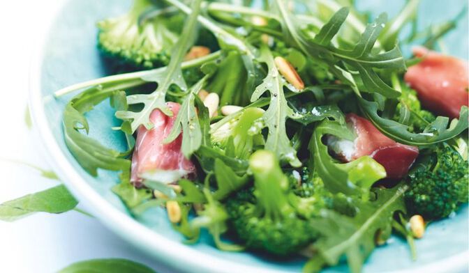 Salade de brocolis, involtinis de jambon cru et pignons de pin grillés