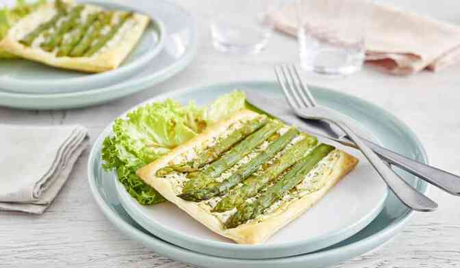 Tartes feuilletées chèvre-asperge à l’estragon