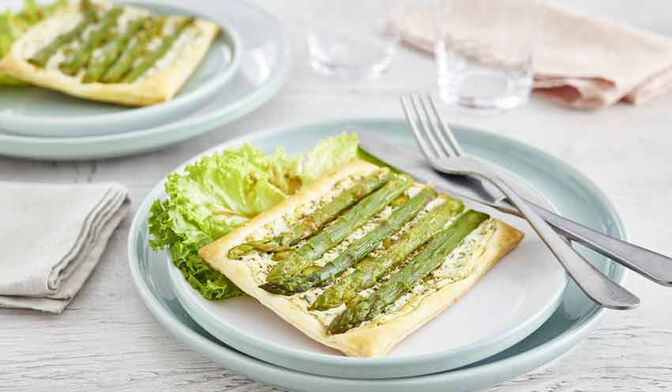 Tartes feuilletées chèvre-asperge à l’estragon