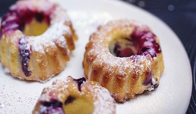 Mini-kouglofs aux myrtilles, glaçage au pamplemousse