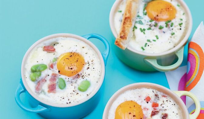 Œufs cocotte fèves et lardons