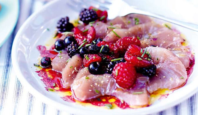 Carpaccio de thon aux fruits rouges, vinaigrette citron-citronnelle