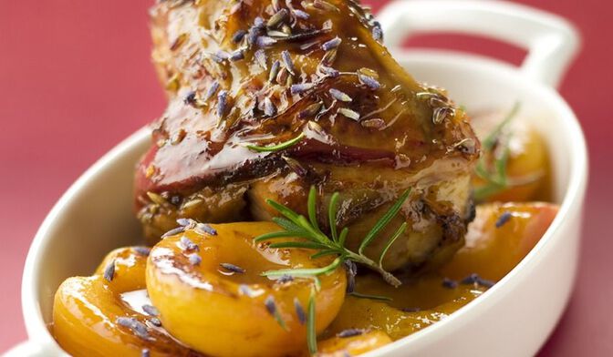 Souris d'agneau à la lavande et aux abricots