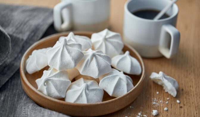 14 mini meringues