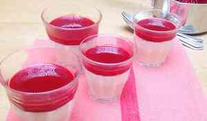 Panna cotta à l'amande amère et coulis de framboises par Laura Zavan