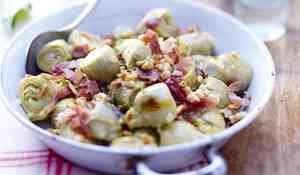 Petits artichauts poêlés, pignons, parmesan, speck