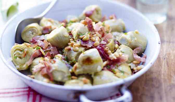 Petits artichauts poêlés, pignons, parmesan, speck