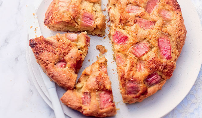 Gâteau moelleux à la rhubarbe et aux noix