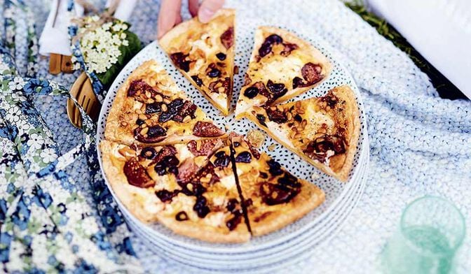 Tarte aux figues, chèvre frais et olives de Kalamata