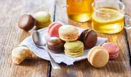 16 MACARON CHOC/PISTACHE