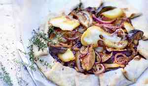 Tarte rustique aux oignons rouges, figues, scarmoza et fruits secs