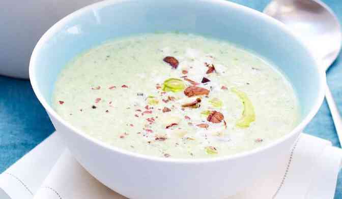 Velouté de brocolis au fromage frais et aux noisettes