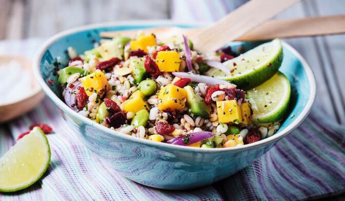 Salade céréales, mangue, avocat, baies de Goji, sauce citronnée