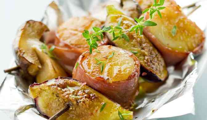 Brochettes de Saint-Jacques au jambon italien, cèpe ou figue