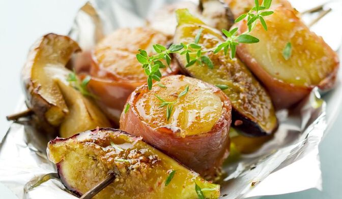 Brochettes de Saint-Jacques au jambon italien, cèpe ou figue