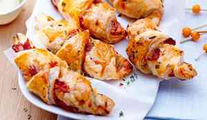 Petits croissants aux herbes, bresaola et pecorino