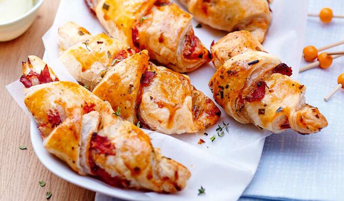 Petits croissants aux herbes, bresaola et pecorino