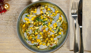 Carpaccio de Saint-Jacques, brunoise de fruits exotiques, vinaigrette vanille