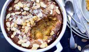 Gâteau en cocotte à la fleur d’oranger, amandes et mirabelles
