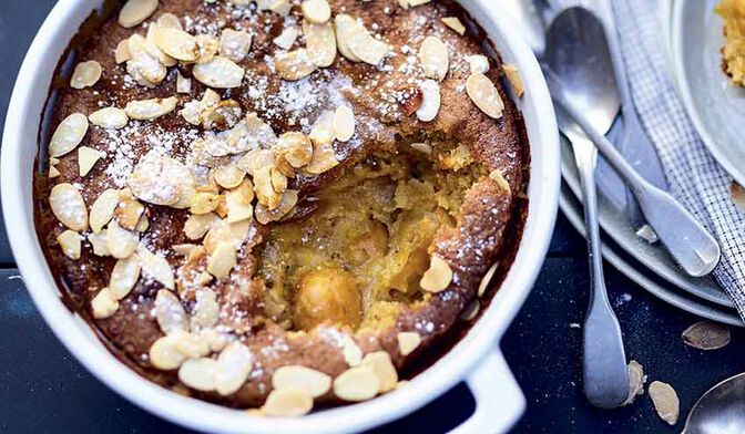 Gâteau en cocotte à la fleur d’oranger, amandes et mirabelles
