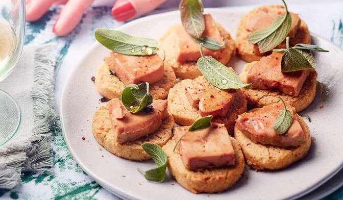 Petits sablés noisette-parmesan-sauge au foie gras