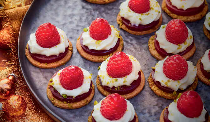 Bouchée sablée, gelée de framboises et chantilly vanille