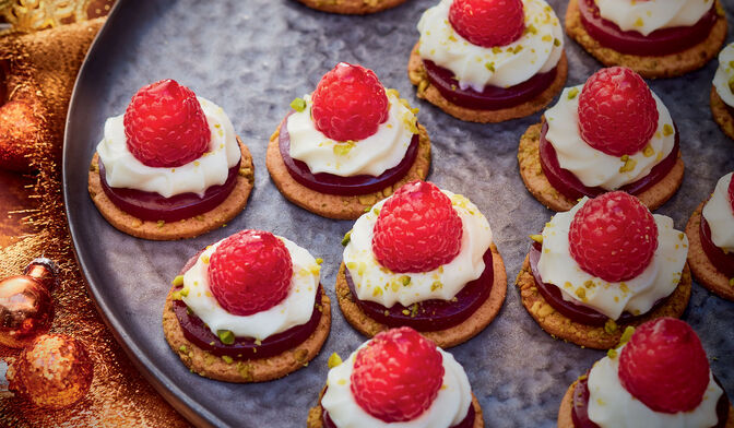Bouchée sablée, gelée de framboises et chantilly vanille