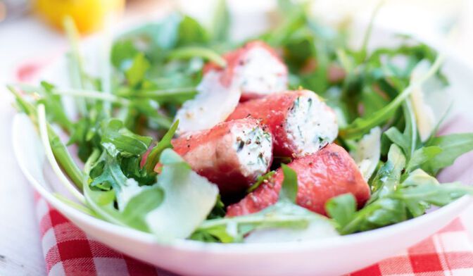 Petits roulés de bœuf à la roquette, citron et chèvre frais