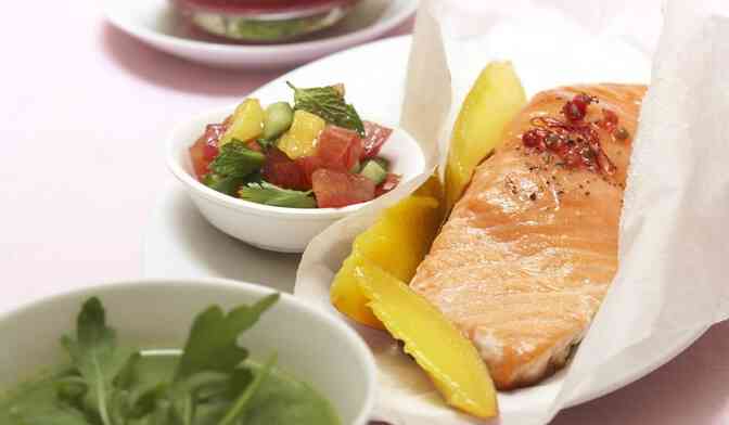 Papillotes de saumon à la mangue et salade