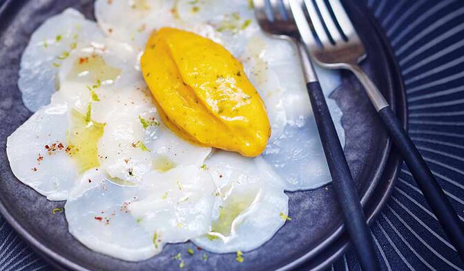 Saint-Jacques marinées au citron vert, sorbet mangue-coriandre