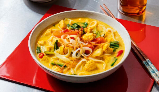 Soupe Kao Soi, bouillon lait coco, curry, nouilles — vue 3