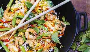 Riz sauté aux légumes, crevettes et basilic thaï