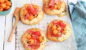 Pizza blanche au melon, coppa et basilic