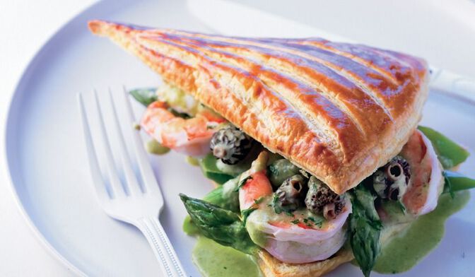 Feuilleté de crevettes et morilles à l'émulsion d'oseille