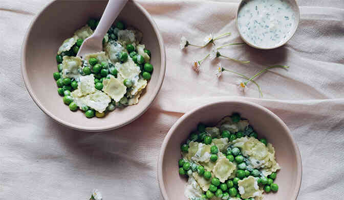 Salade de ravioles du Dauphiné au petits pois et sauce crémée citron