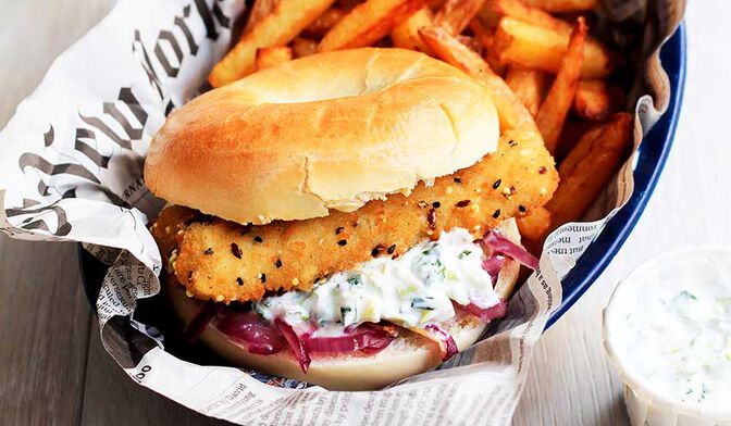 Bagel fish burger, sauce tartare