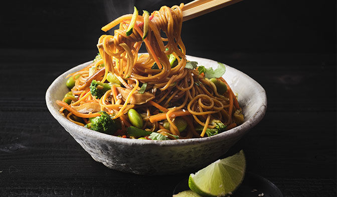 Wok de légumes avec des sachets de nouilles chinoise instantanées