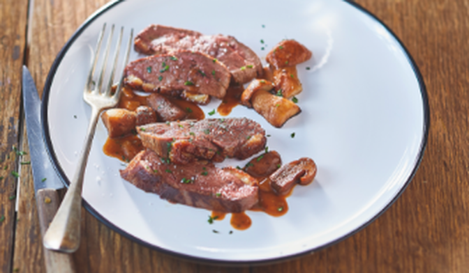 Magret de canard tranché mariné aux cèpes