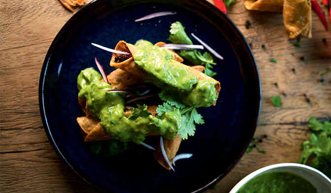 Tacos dorados au poulet, sauce avocat-coriandre