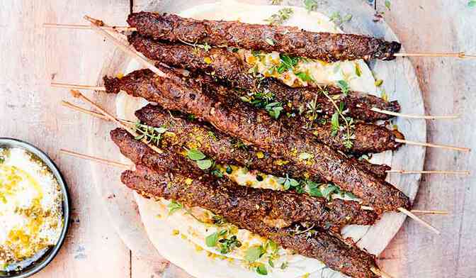 Brochettes de kefta et labneh aux pistaches