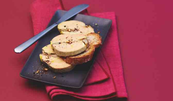Foie gras aux cèpes et noisettes