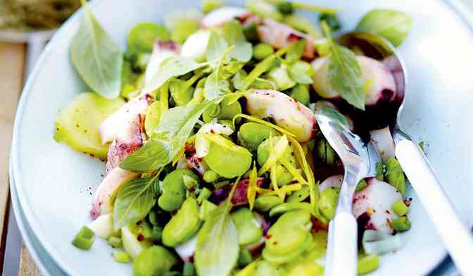 Salade de calmar au basilic, fèves et petites pommes de terre