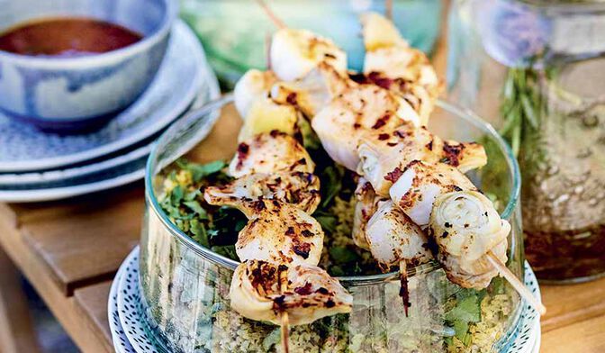 Brochettes de Saint-Jacques et cœurs d’artichauts
