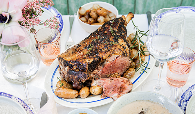 Gigot d’agneau cacao-épices, crème aux morilles, grenailles et grelots