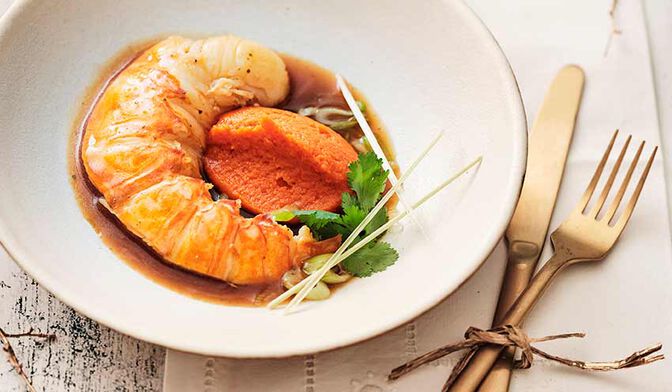 Queue de langouste pochée au beurre de curry vert et gingembre