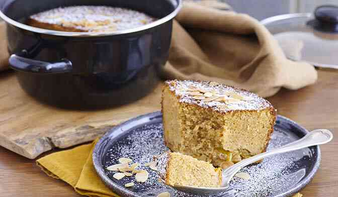 Gâteau à la fleur d'oranger, amandes et mirabelles en cocotte