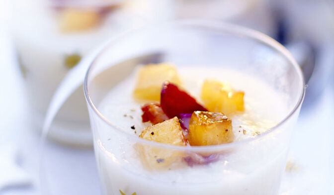 Velouté de céleri rave à l’huile de truffe, pomme et pétale de canard séché